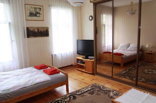 una camera con letto, TV e specchio di Luksusowy Apartament w Sopocie a Sopot