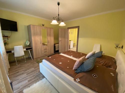 Un pat sau paturi într-o cameră la Eszter Apartman