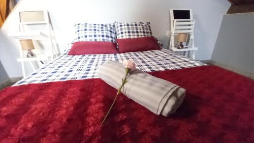 Un dormitorio con una cama con una flor. en APS Valdés de Avilés, en Avilés