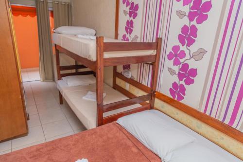Ein Etagenbett oder Etagenbetten in einem Zimmer der Unterkunft Pousada Ondas do Forte