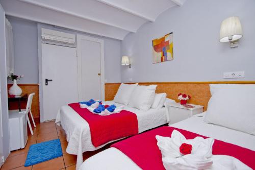 Giường trong phòng chung tại Barcelona City Rooms