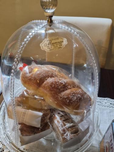 un récipient en verre clair contenant des viennoiseries et du pain dans l'établissement B&B Piazza Del Popolo, à Ascoli Piceno