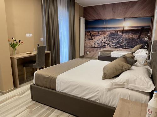 - une chambre avec 2 lits et un bureau dans l'établissement Martini Suite, à Bari