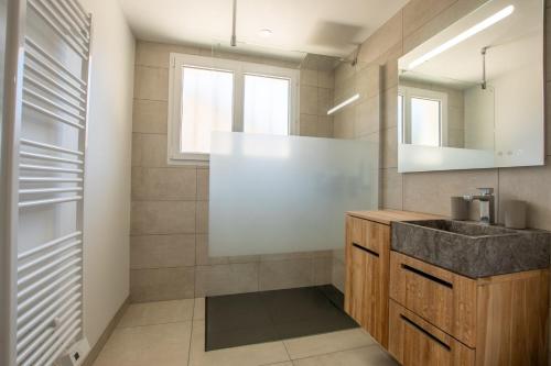 une salle de bain avec un lavabo et un miroir dans l'établissement À 700m de la plage- Maison familiale pour 7, à Bretignolles-sur-Mer