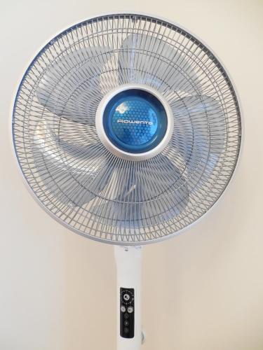 クライペダにあるOld town center studioの上に青いボウルが付いた金属製の扇風機