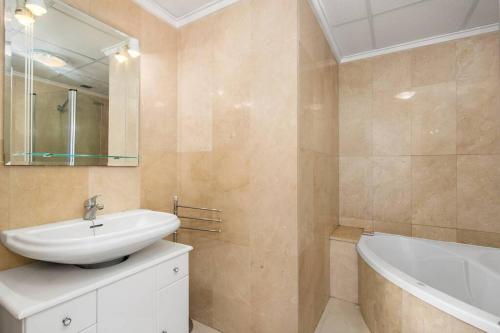 Kylpyhuone majoituspaikassa A beautiful 2 bedroom townhouse - Las Cerezas