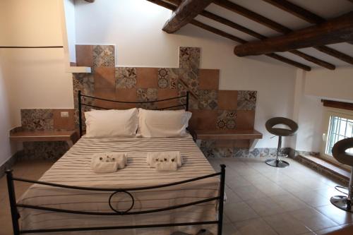 a bedroom with a bed with two towels on it at Appartamenti Dante in Vitorchiano