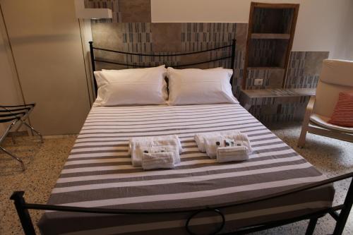 a bedroom with a bed with two baskets on it at Appartamenti Dante in Vitorchiano
