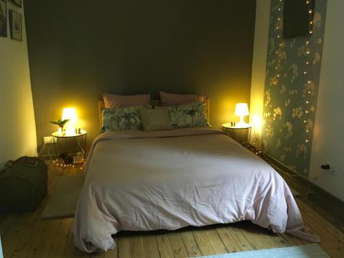 เตียงในห้องที่ Le Moulin Neuf de Parenty