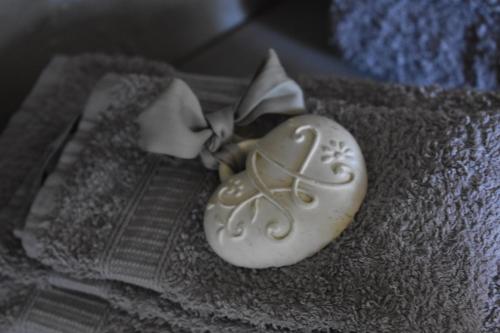 a cake shaped like a pair of shoes with a bow at Cascina Spazio Indaco in Castagnole Monferrato