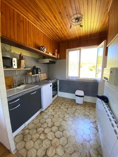 une petite cuisine avec un évier et une fenêtre dans l'établissement Chalet Ascou-Pailhères, à Ascou