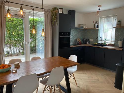 Η κουζίνα ή μικρή κουζίνα στο Strandvilla Zeeland aan Zee