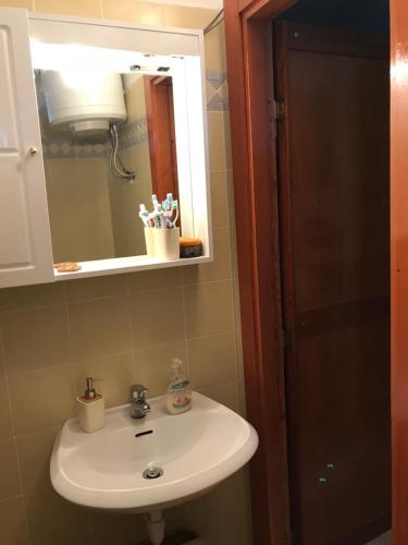 uma casa de banho com um lavatório e um espelho em Casa 127 em Sestriere
