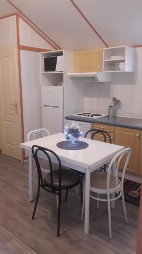 cocina con mesa y sillas en una habitación en Chalet les Hameaux du Perrier, en Lissac-sur-Couze