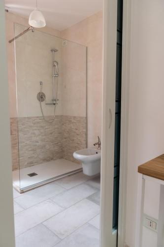 Un baño de Intra Rooms