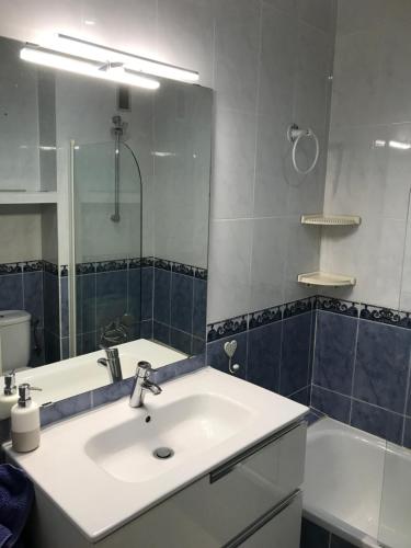 Un baño con lavabo, espejo y bañera. en Karin Palma Fiesta-Vallpineda-Sitges, en Sant Pere de Ribes