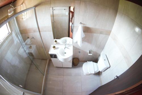 an overhead view of a bathroom with a sink and a mirror at Hotel Ferrugem Eco Village in Garopaba