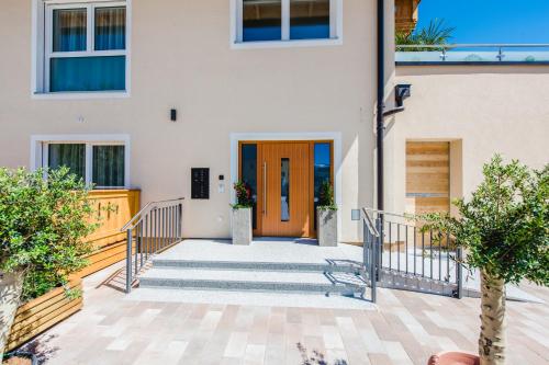 a front porch of a house with a wooden door at Kopeindlgut Apartments in Wals