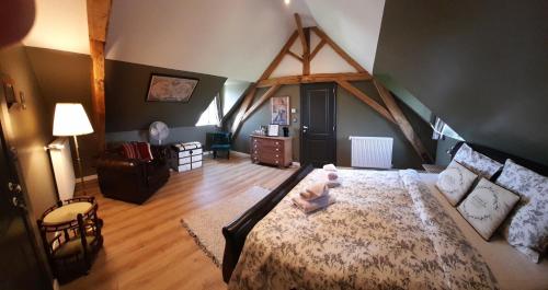 - une chambre avec un lit doté d'un ours en peluche dans l'établissement La Galuche, à Angliers