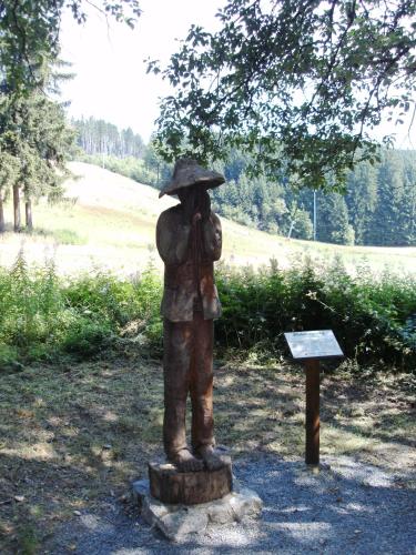 a statue of a person holding an umbrella at Gasthof Rodachtal mit Gästehaus Katharina in Schwarzenbach am Wald