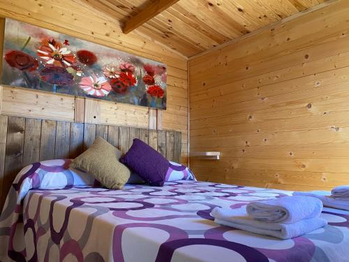 1 dormitorio con 1 cama en una habitación de madera en Alojamiento Rural Setenil, en Setenil