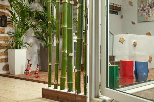 Villa Splantzia - Heated pool - Garden في مدينة خانيا: نافذة مع قطبي الخيزران الأخضر في الغرفة