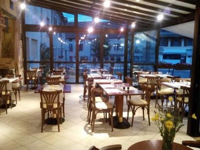 une salle à manger avec des tables et des chaises dans un restaurant dans l'établissement Auberge du val d’ouche, à Bligny-sur-Ouche