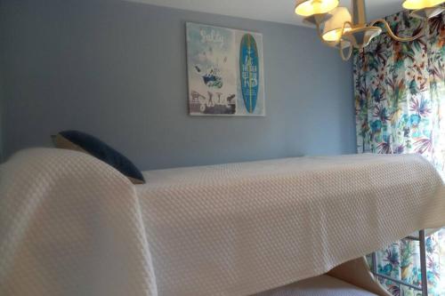a white table in a room with a picture on the wall at Centrico apartamento en Noja con acceso a Spa in Noja