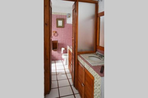 a bathroom with a sink and a mirror at Departamento en Lomas de Cuernavaca con Aire Acond in Temixco