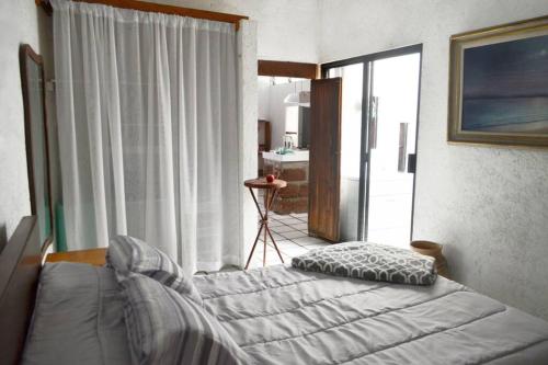 a bedroom with a bed and a sliding glass door at Departamento en Lomas de Cuernavaca con Aire Acond in Temixco