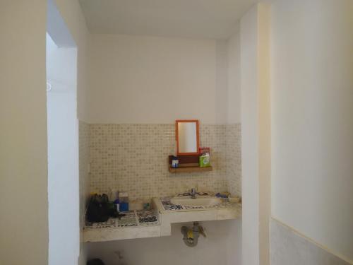 a bathroom with a sink and a mirror at GiGi House 2 in Taganga