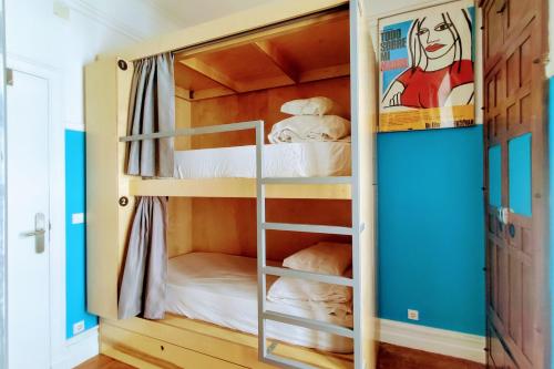 a bunk bed room with two bunk beds at Rivoli Cinema Hostel in Porto