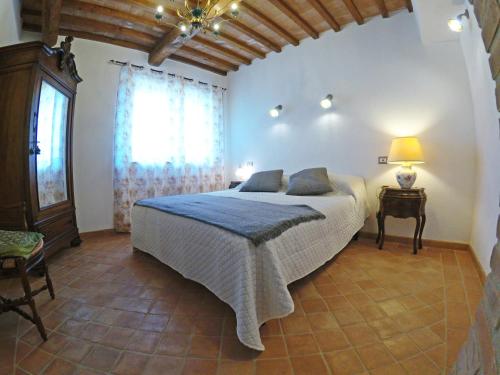 a bedroom with a large bed and a window at Agriturismo Podere Il Sorbo in Campagnatico