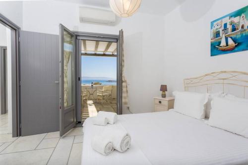 sypialnia z łóżkiem i widokiem na ocean w obiekcie Infinity Blue w mieście Paros
