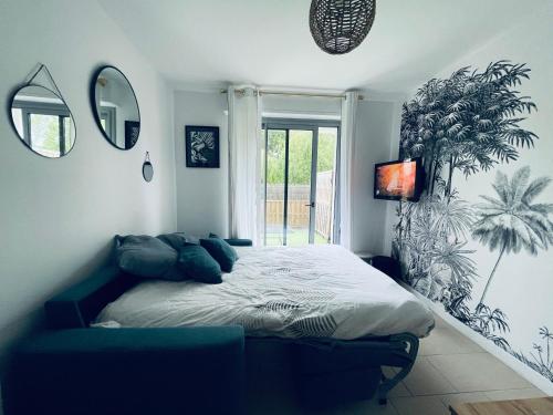 une chambre avec un lit et une grande fenêtre dans l'établissement Studio Royan centre, à Royan