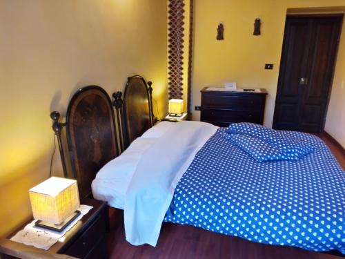 ロッカ・ディ・メッツォにあるB&B Fiocco di Neveのベッドルーム1室(青い掛け布団付きのベッド1台付)