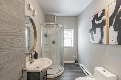 y baño con ducha y lavamanos. en Modern Coed Dorm 10 mins from Jim Thorpe, en Weissport