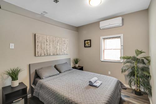 מיטה או מיטות בחדר ב-Modern Coed Dorm 10 mins from Jim Thorpe