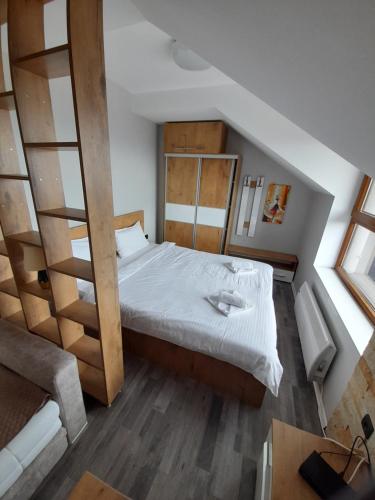 เตียงในห้องที่ Milmari, Resort, Apartman Premier 52