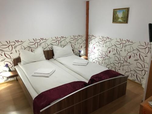フネドアラにあるCasa Inaのベッドルーム(白いシーツを使用した大型ベッド1台付)