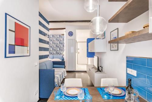 mały apartament z niebiesko-białymi ścianami i jadalnią w obiekcie Blu Mare Apartment w mieście Vernazza