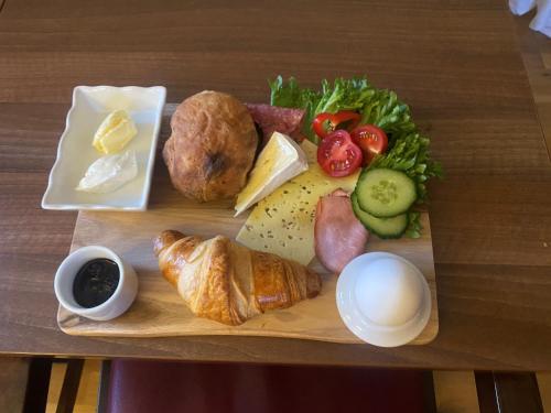 un plato de comida con pan y verduras en una mesa en Alebo Pensionat, en Unnaryd