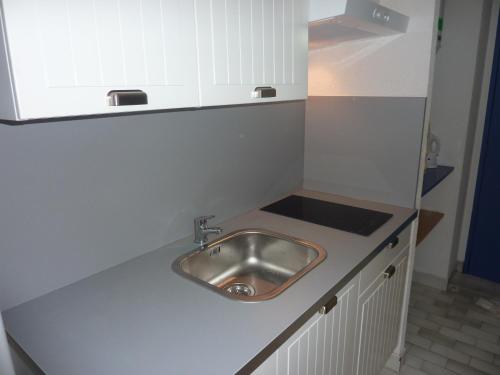- une cuisine avec évier dans une petite pièce dans l'établissement Appartement Tennis Village Cap d'Agde, au Cap d'Agde