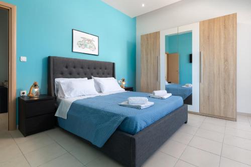 1 dormitorio con 1 cama grande y paredes azules en Rhodes Sea Ialysos Apartment, en Ialisos