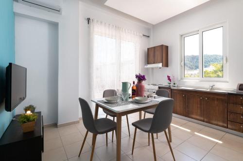 cocina con mesa y sillas en una habitación en Rhodes Sea Ialysos Apartment, en Ialisos