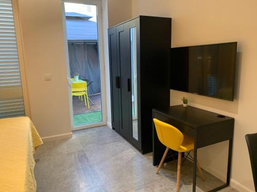 a bedroom with a desk and a tv and a bed at Villa Leoni in Dubrovnik