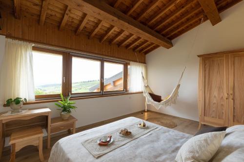 een slaapkamer met een bed en een hangmat. bij Agriturismo Ai Dossi in Verona