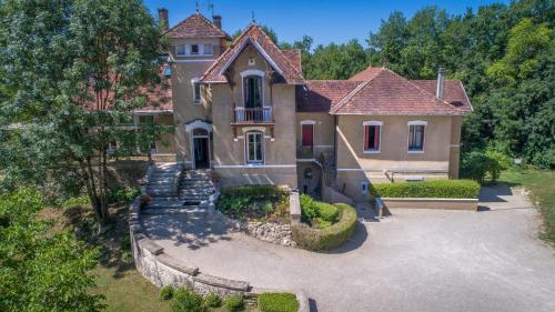 an aerial view of a large house with a yard at La Garenne de Morestel in Morestel