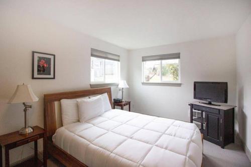 RIVERWALK SEASIDE- Walk to beach, One level home, pet friendlyにあるベッド