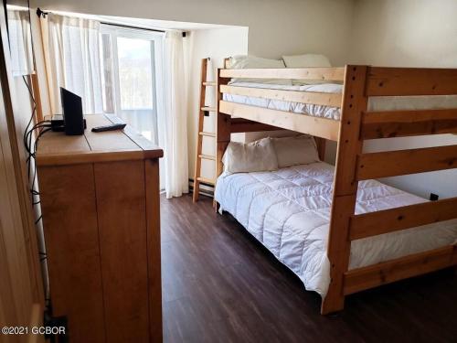 1 dormitorio con 2 literas y escritorio con ordenador en Silverado II, en Winter Park